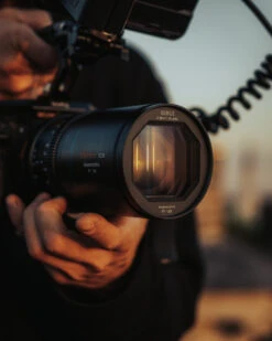 Sirui Venus 150mm T2.9 1.6x Full-Frame Anamorphic Lens 15 Sirui Venus 150mm T2.9 1.6x Full-Frame Anamorphic Lens -Cinegear Shop si venus 150 showcase jpg 4 scaled 1