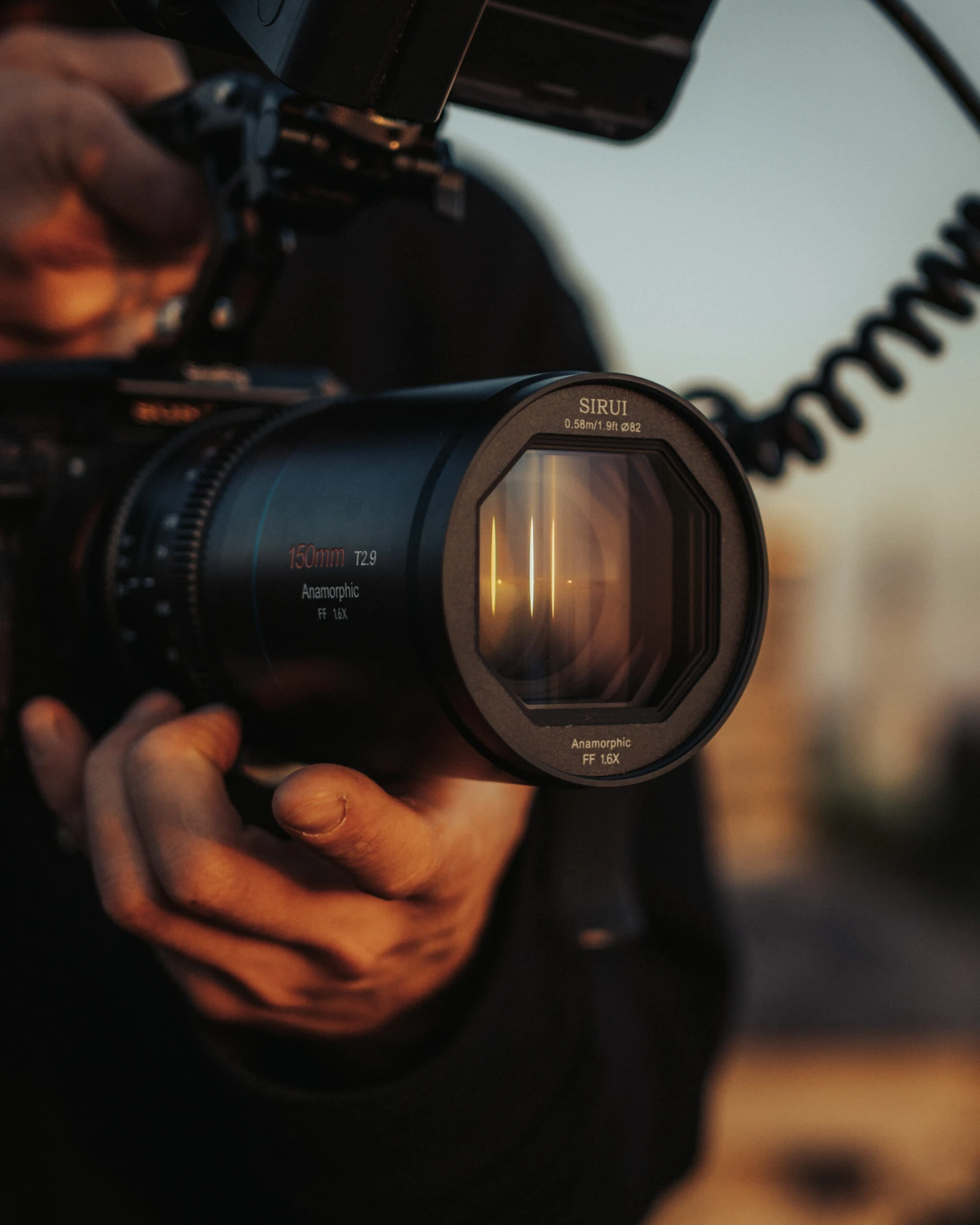 Sirui Venus 150mm T2.9 1.6x Full-Frame Anamorphic Lens 8 Sirui Venus 150mm T2.9 1.6x Full-Frame Anamorphic Lens - Image 8